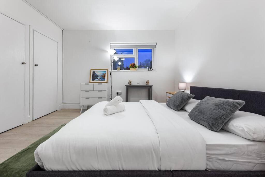 Near Kings Cross Sleep 12 Sp7 Apartment London